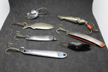 VINTAGE FISHING LURES, LOT OF 23 sold at auction on 10th February